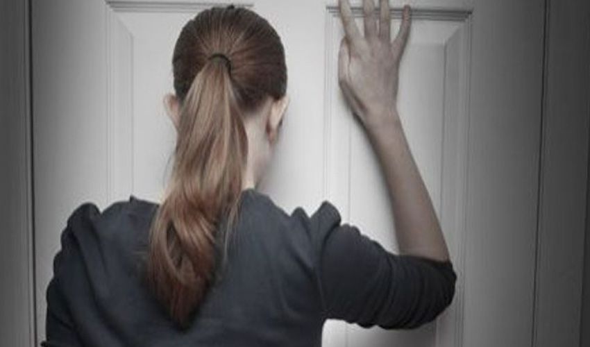 Inwoner van Vlaardingen wacht voor een deur die dichtsloeg Inwoner van Vlaardingen wacht voor een deur die dichtsloeg